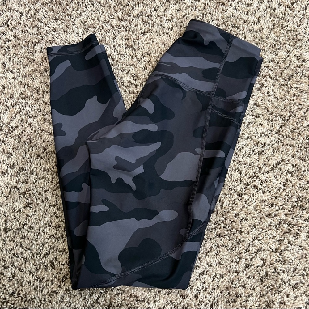 Old Navy Black and Gray Camouflage Leggings